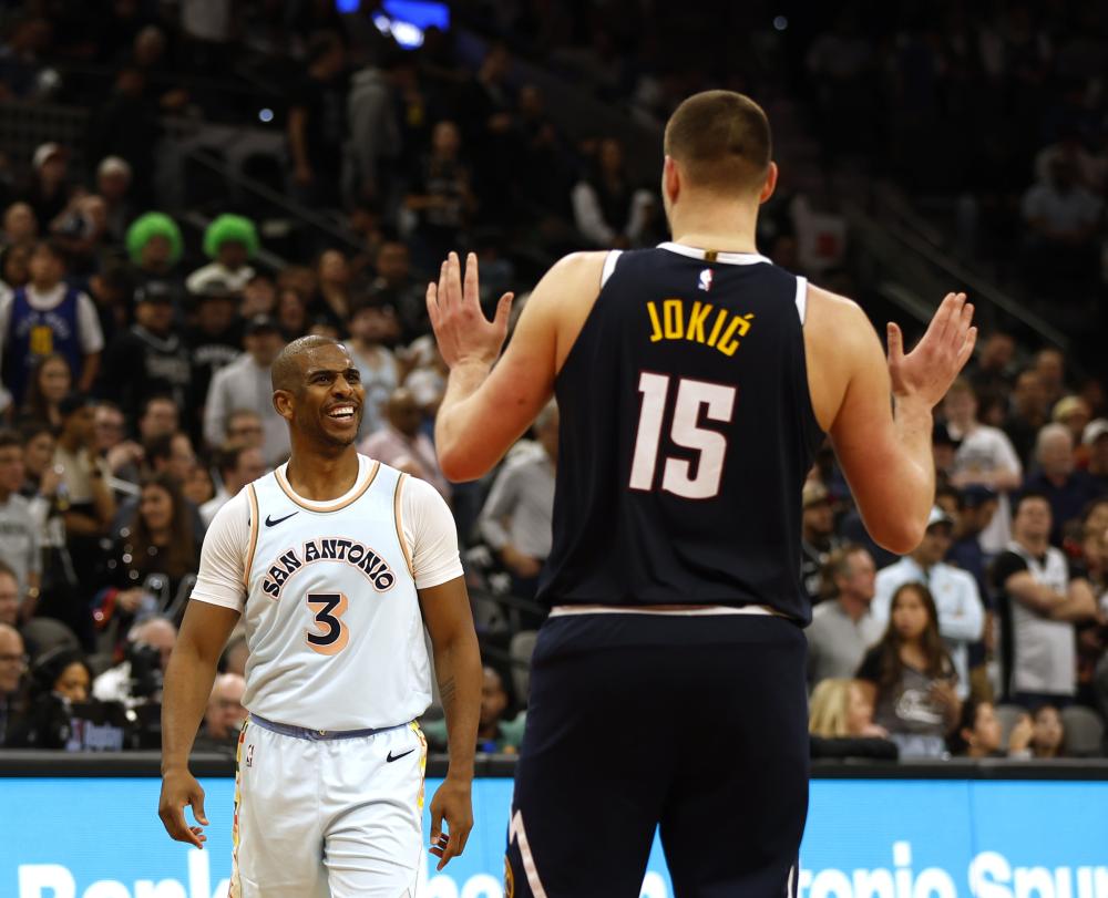 马刺明日再战雷霆！文班亚马因左小腿伤病管理出战成疑（马刺明日再战雷霆，文班亚马左小腿伤病管理，出场存疑）